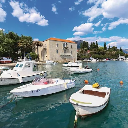 Dajana Near The Apartment Kastela