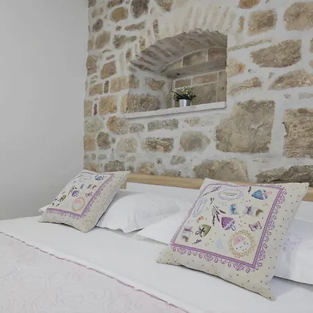 Apartment Dajana Near The Kastela